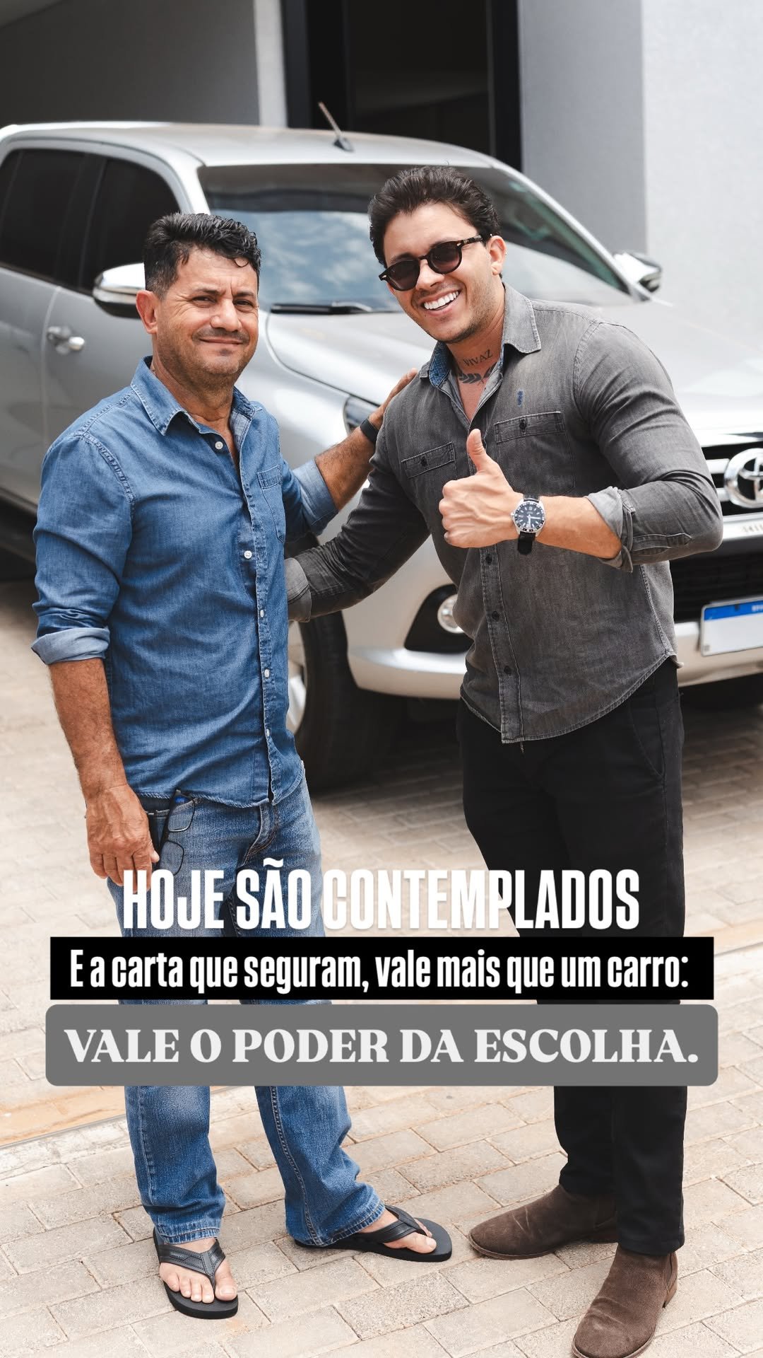 Cliente recebendo seu veículo em uma conquista da Max Business